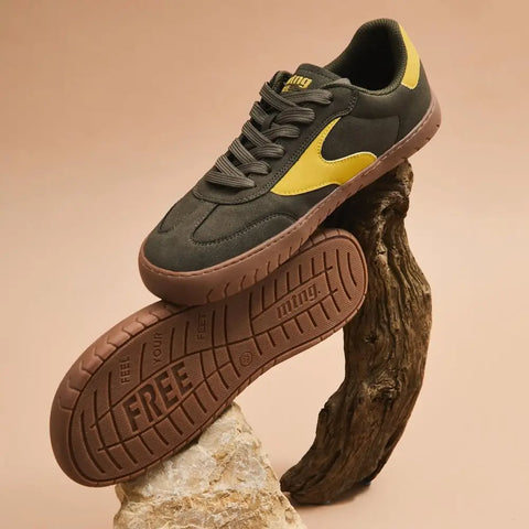 Hombre usando zapatillas barefoot deportivas de color gris en la calle - Kukinos