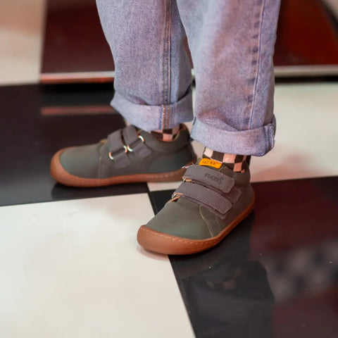 Niño con zapatillas barefoot de suela flexible y puntera reforzada