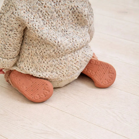 Bebé empezando a caminar con calzado respetuoso y flexible de la marca Attipas